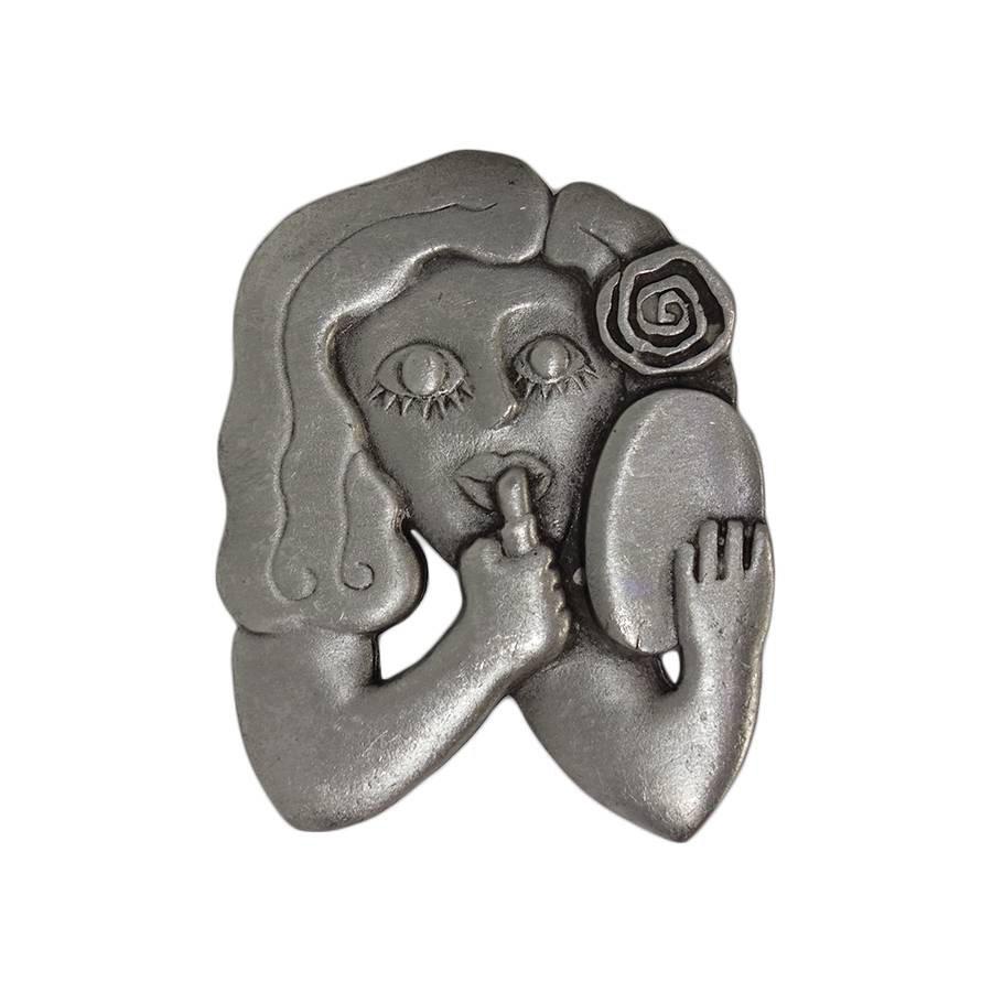 化粧中の女性 ブローチ JONETTE JEWELRY