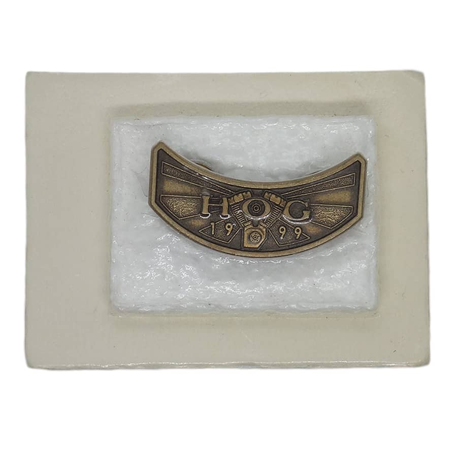 HARLEY OWNERS GROUP 1999 バイカー ピンズ ハーレーダビッドソン 留め具付き