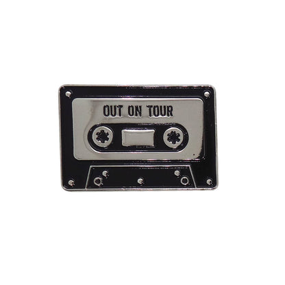 カセットテープ ピンズ OUT ON TOUR 留め具付き