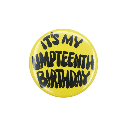IT'S MY UMPTEENTH BIRTHDAY 缶バッジ バッチ 誕生日