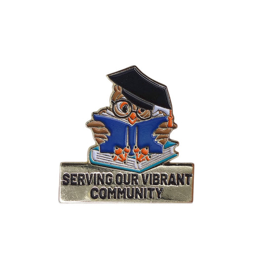SERVING OUR VIBRANT COMMUNITY ピンズ 学士帽をかぶった本を読むフクロウ