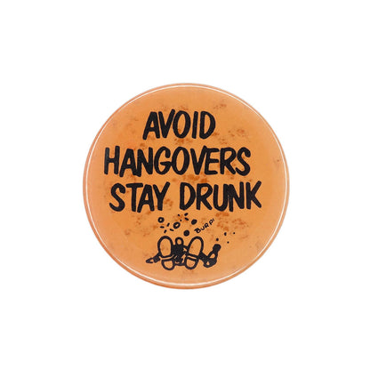 酒好きジョーク AVOID HANGOVERS STAY DRUNK 缶バッジ バッチ