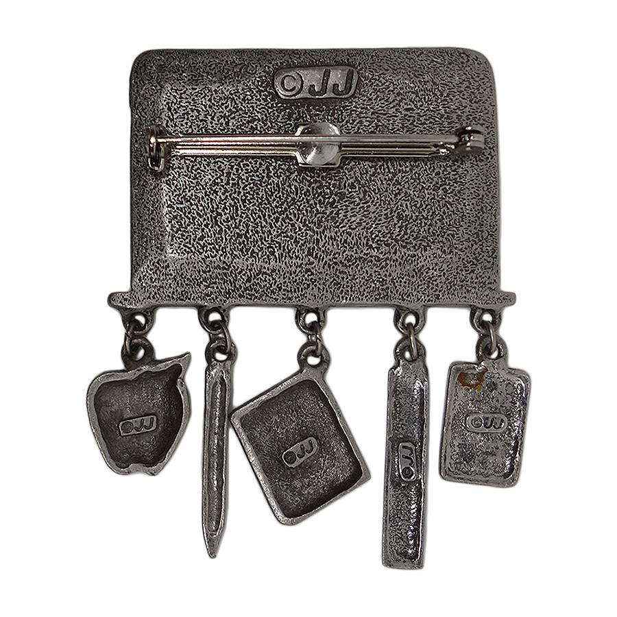 数式 黒板 電卓 定規 教科書 鉛筆 林檎 ブローチ JONETTE JEWELRY