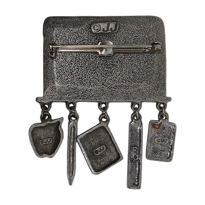 数式 黒板 電卓 定規 教科書 鉛筆 林檎 ブローチ JONETTE JEWELRY