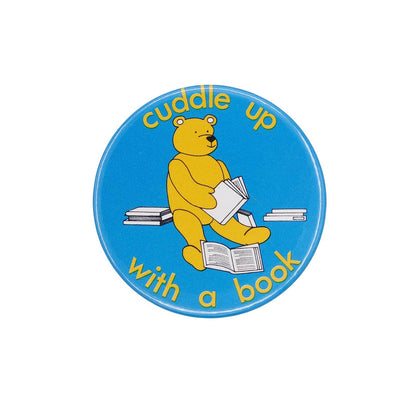 読書に夢中の テディ・ベア ヴィンテージ 缶バッジ バッチ cuddle up with a book